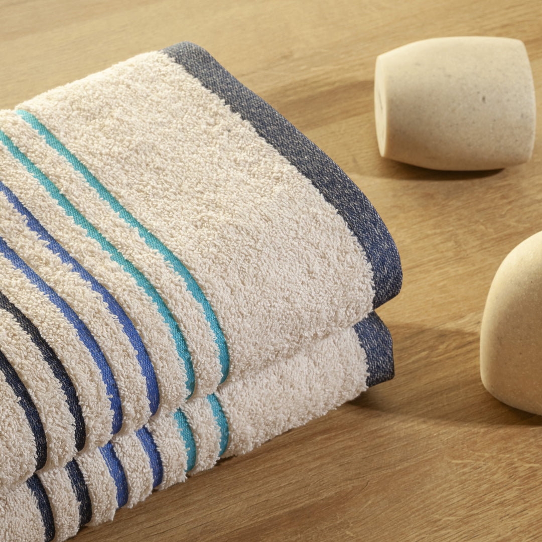Toalla Mediterráneo Beige Con Linea Azul Oscuro  550 Gr