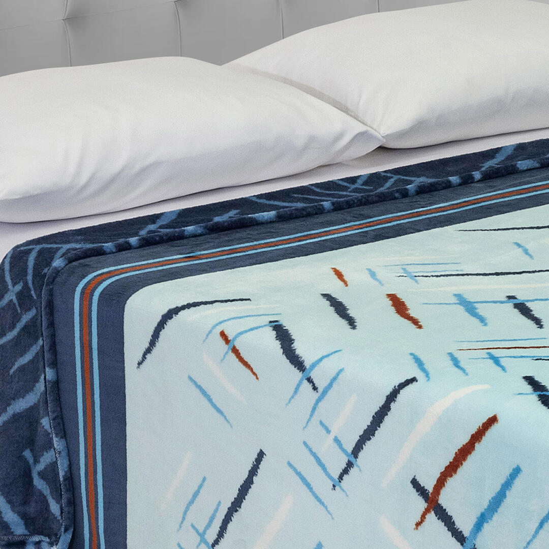 Cobija Piel De Durazno Estampada  Líneas Entrelazadas Blancas Fondo Azul Claro