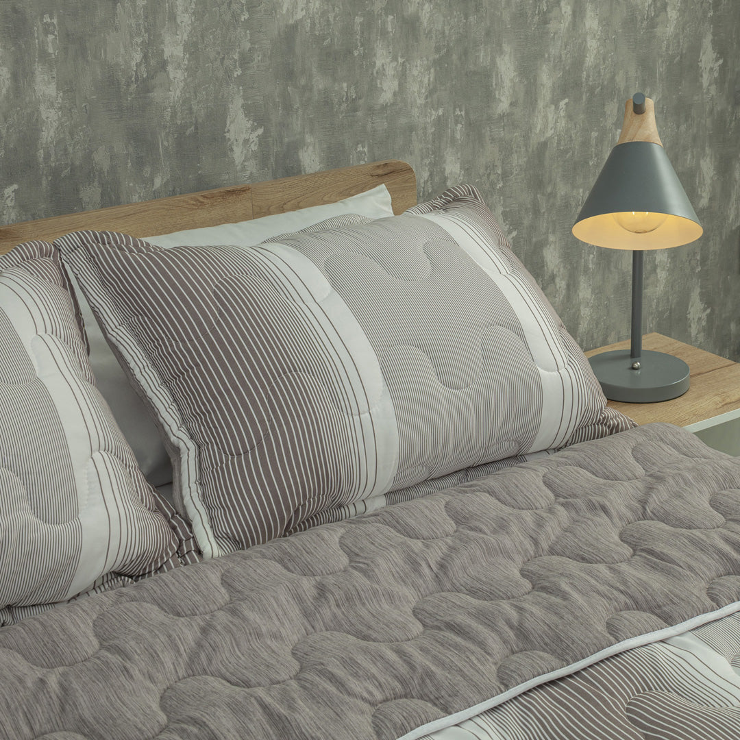 Cubrelecho Superacolchado Equilibrio Líneas Café Confortable