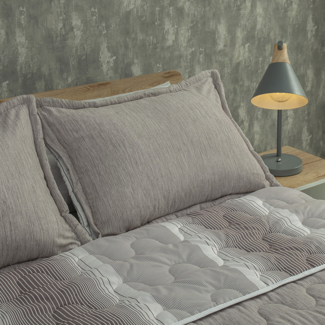 Cubrelecho Superacolchado Equilibrio Líneas Café Confortable