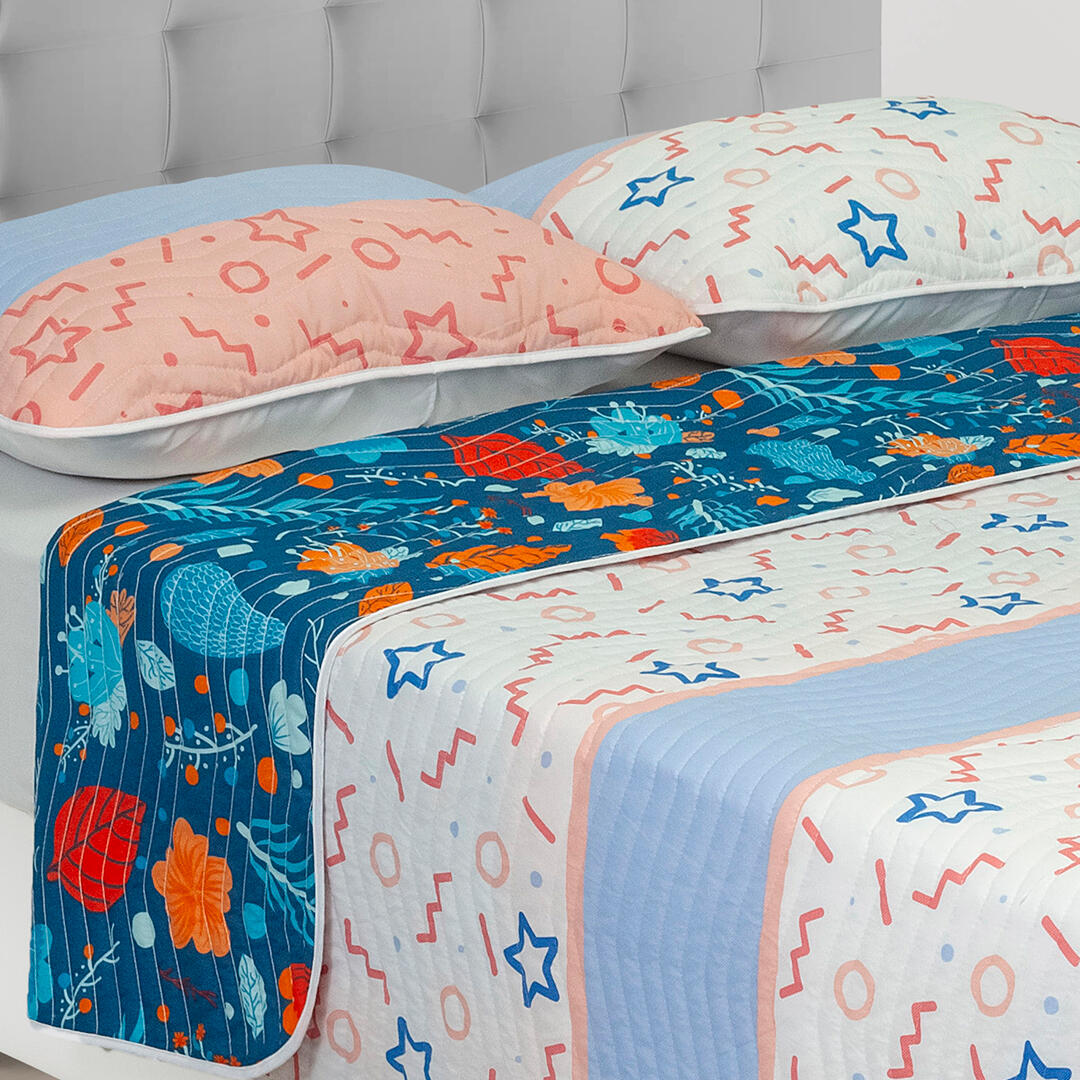 Cubrelecho Español Estrellas Círculos Rosados Azules En Fondo Blanco Y Azul Cielo Y Hojas De Mar Fondo Azul Y Blanco Con Lineas Naranjas