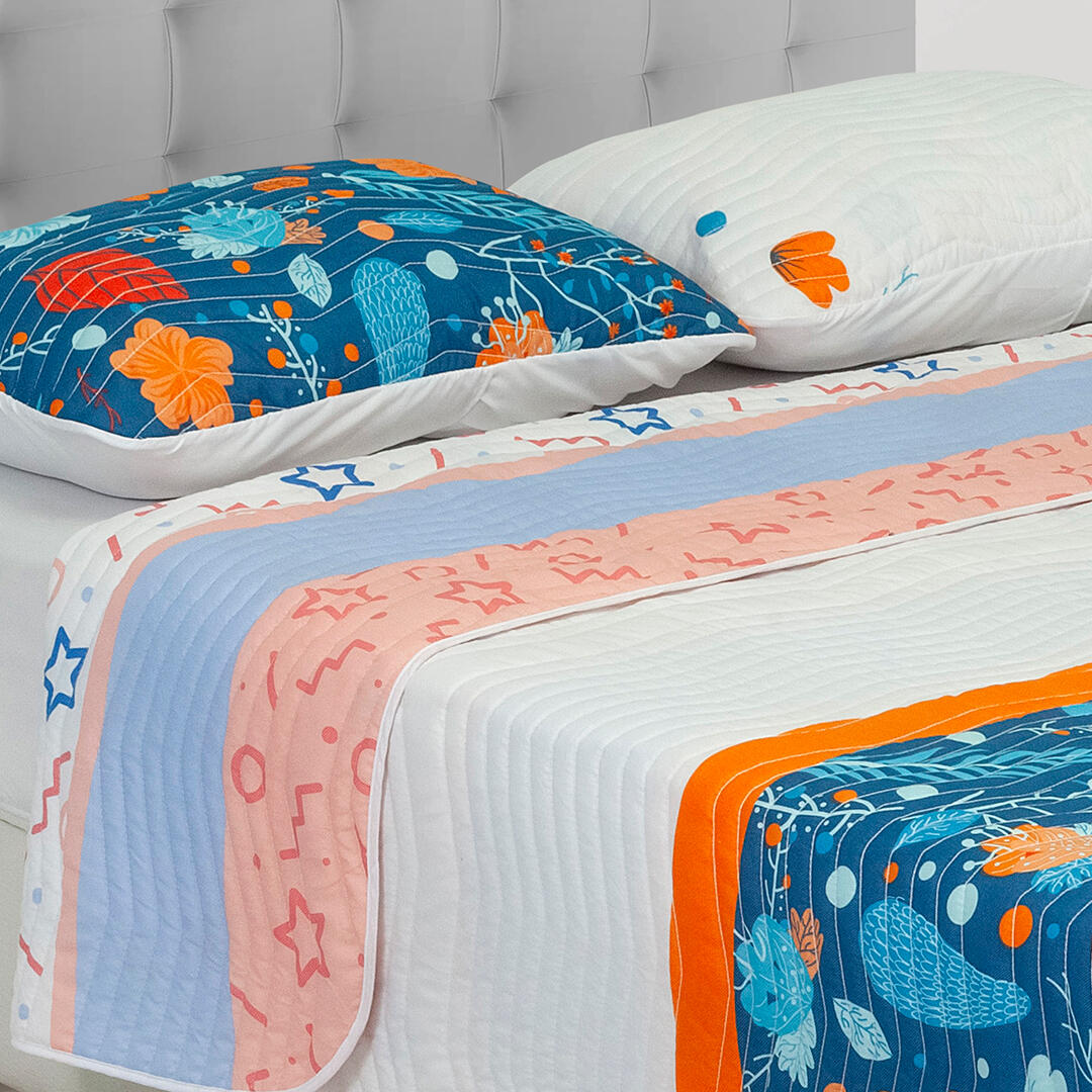 Cubrelecho Español Estrellas Círculos Rosados Azules En Fondo Blanco Y Azul Cielo Y Hojas De Mar Fondo Azul Y Blanco Con Lineas Naranjas