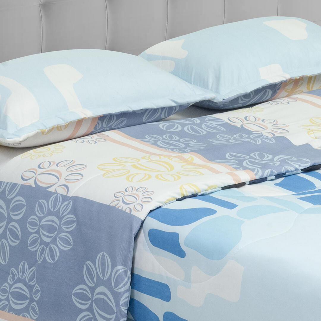 Cubrelecho Semiacolchado Doble Faz Forma De Flores Fondo Blanco Con Lila
