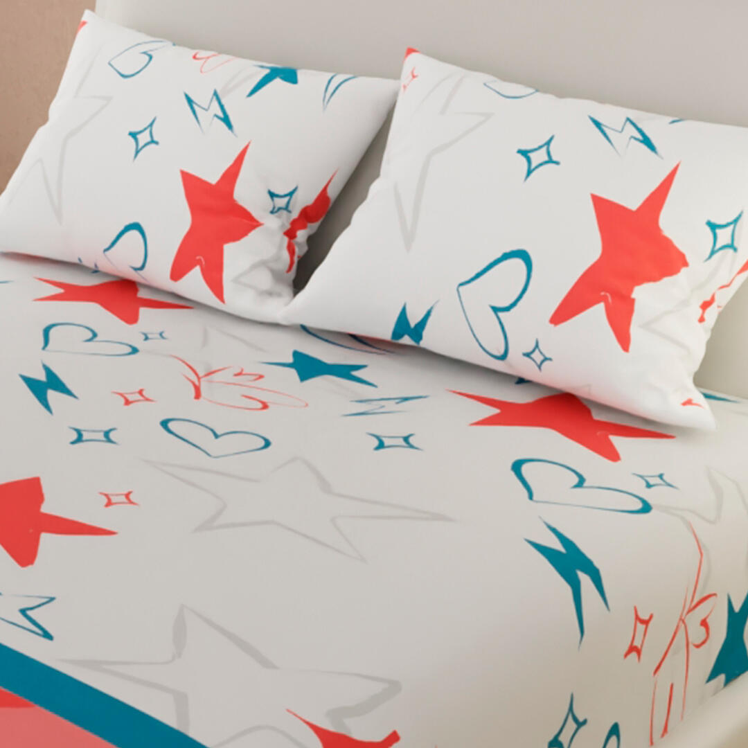 Sábana Ajustable Estrellas Y Corazones Azules Fondo Blanco Con Franja Salmón