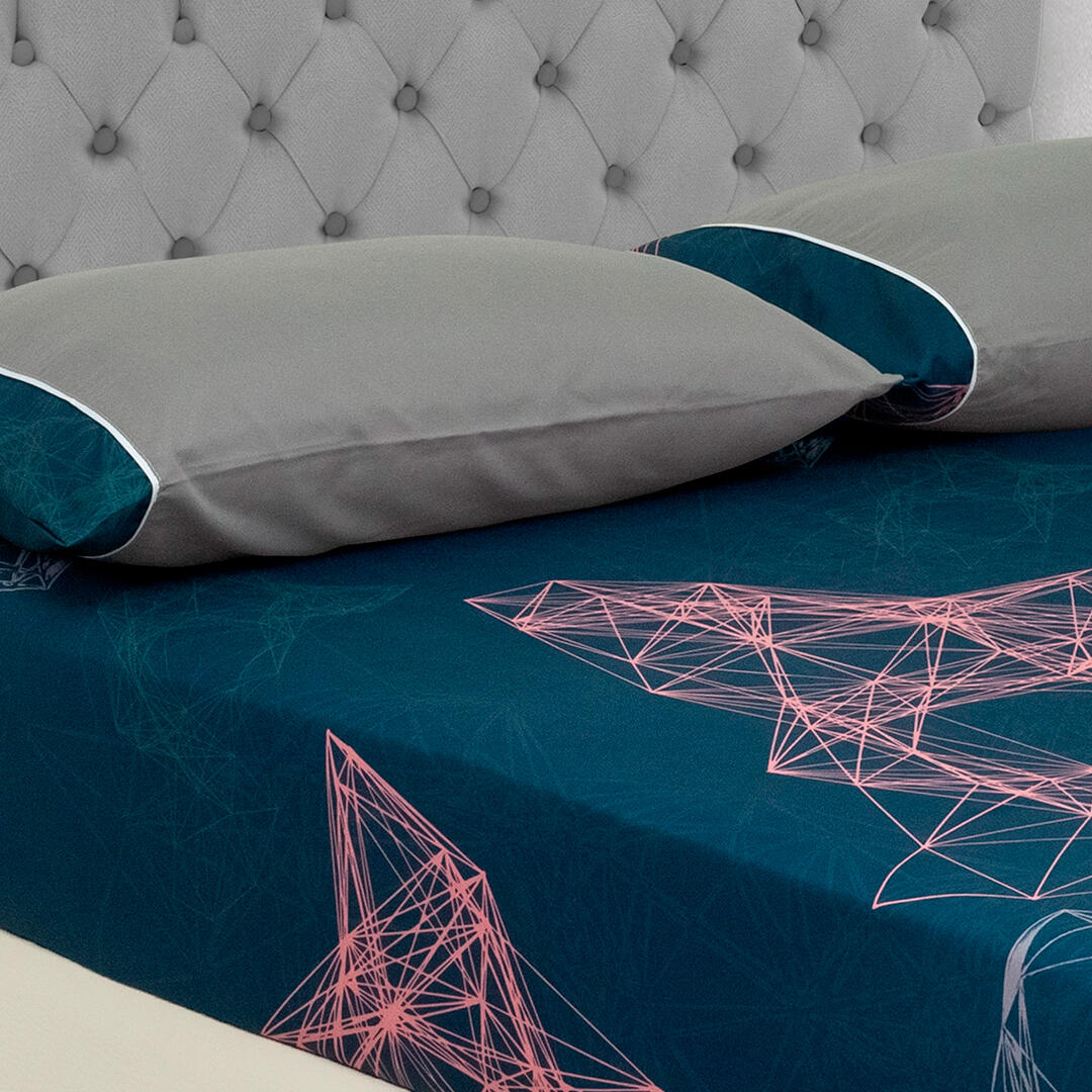 Sabana Ajustable Linea Barcelona Figuras En Origami Blanco Fondo Azul Oscuro Suave