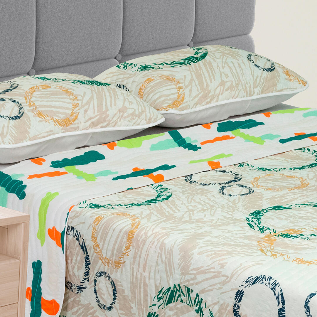 Cubrelecho Español Manchas Verde Limón Naranjas Fondo Blanco Con Verde Y Círculos En Forma De Lineas Amarillas Verdes Fondo Crema