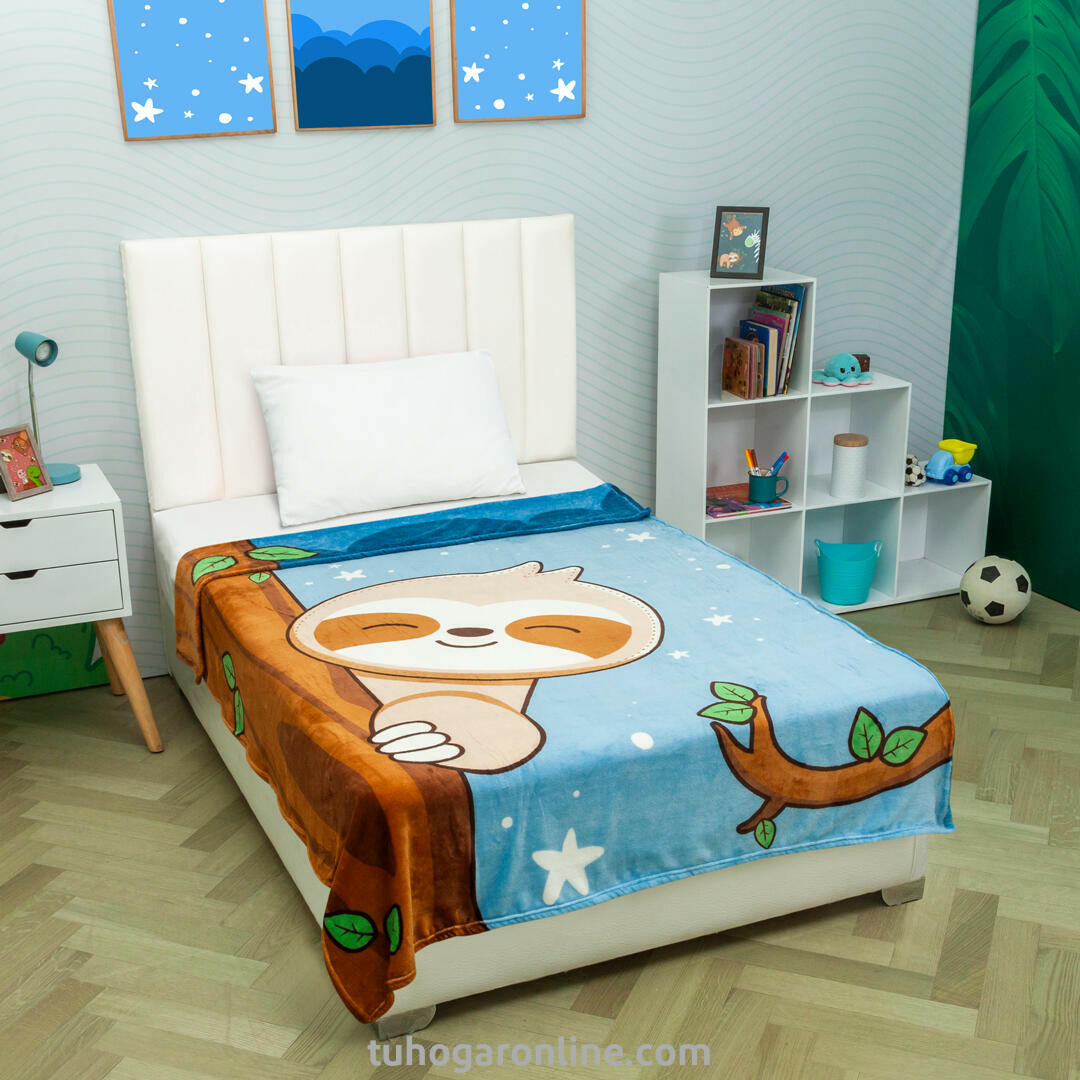 Cobija Línea Zoo Piel De Durazno Estampada Oso Perezoso Fondo Azul Cielo